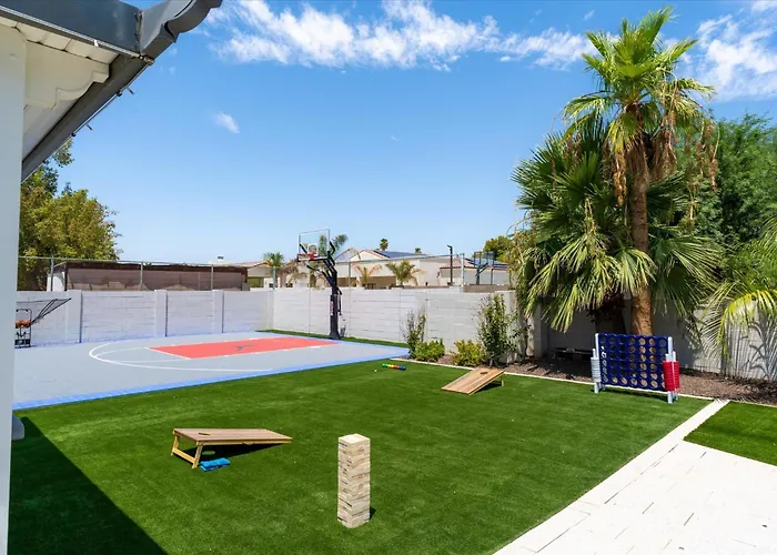 Sportscourt Pool Hot Tub Game Playground Holiday home *