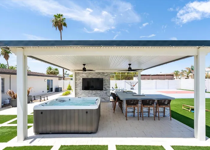 Sportscourt Pool Hot Tub Game Playground Holiday home Phoenix