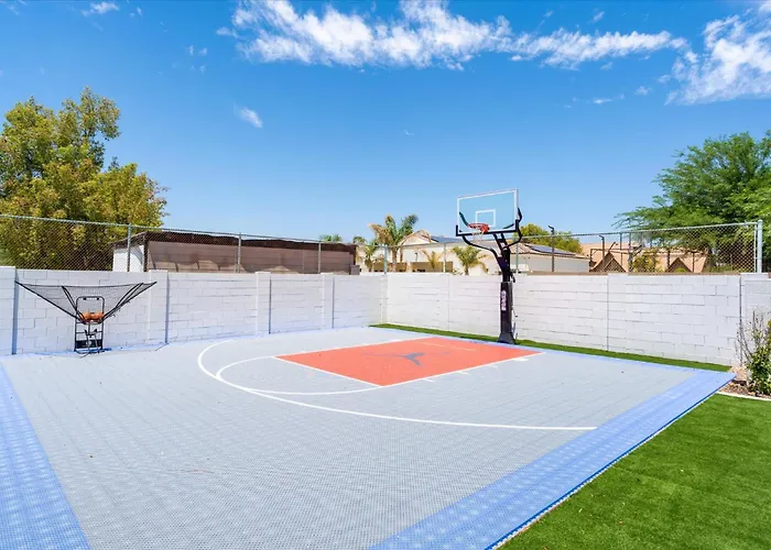 Sportscourt Pool Hot Tub Game Playground Holiday home